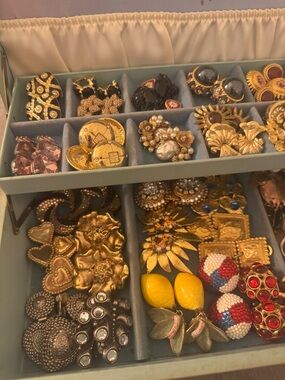DOWNSIZING VTG EARRING COLLECTION!!!